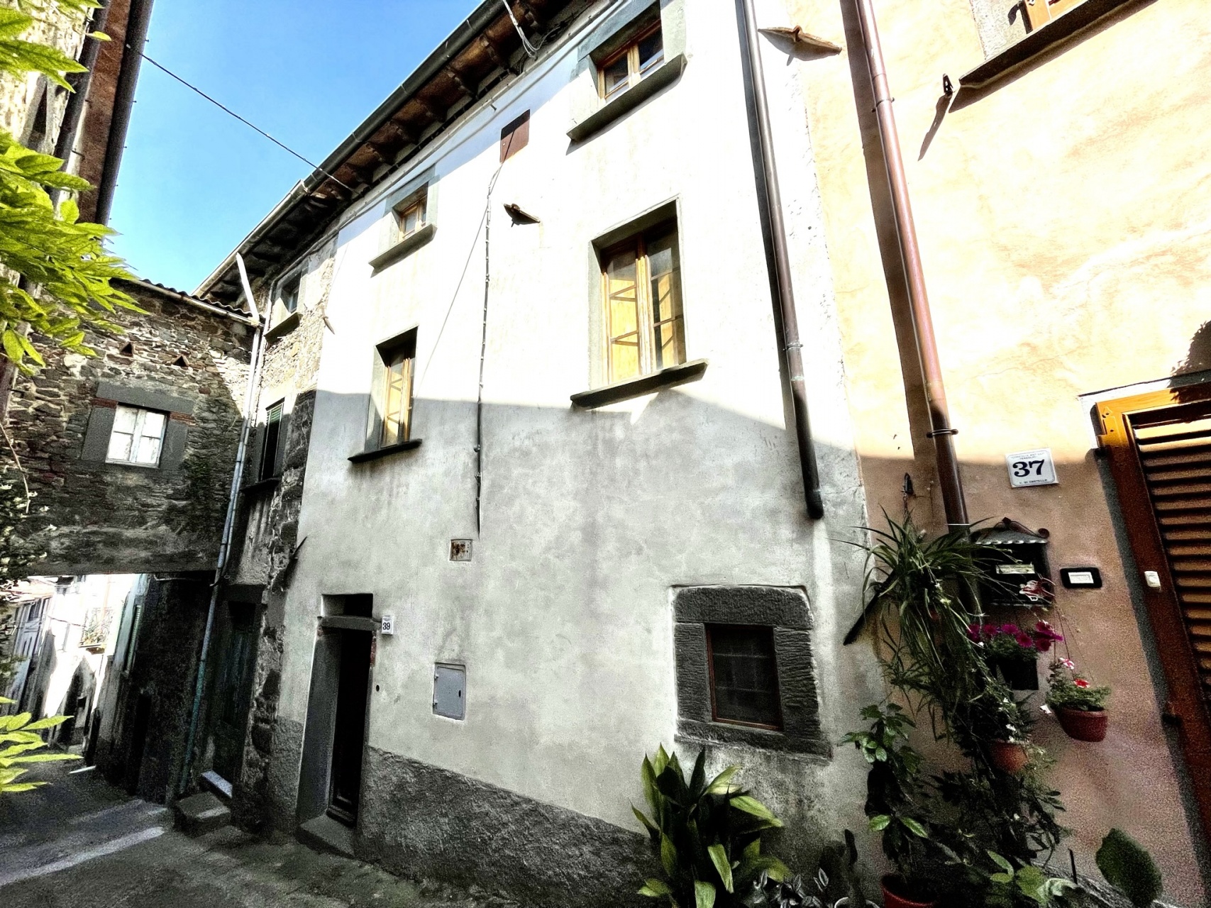 foto Casa di paese ristrutturata con balconi e giardino, Tereglio, Lucca