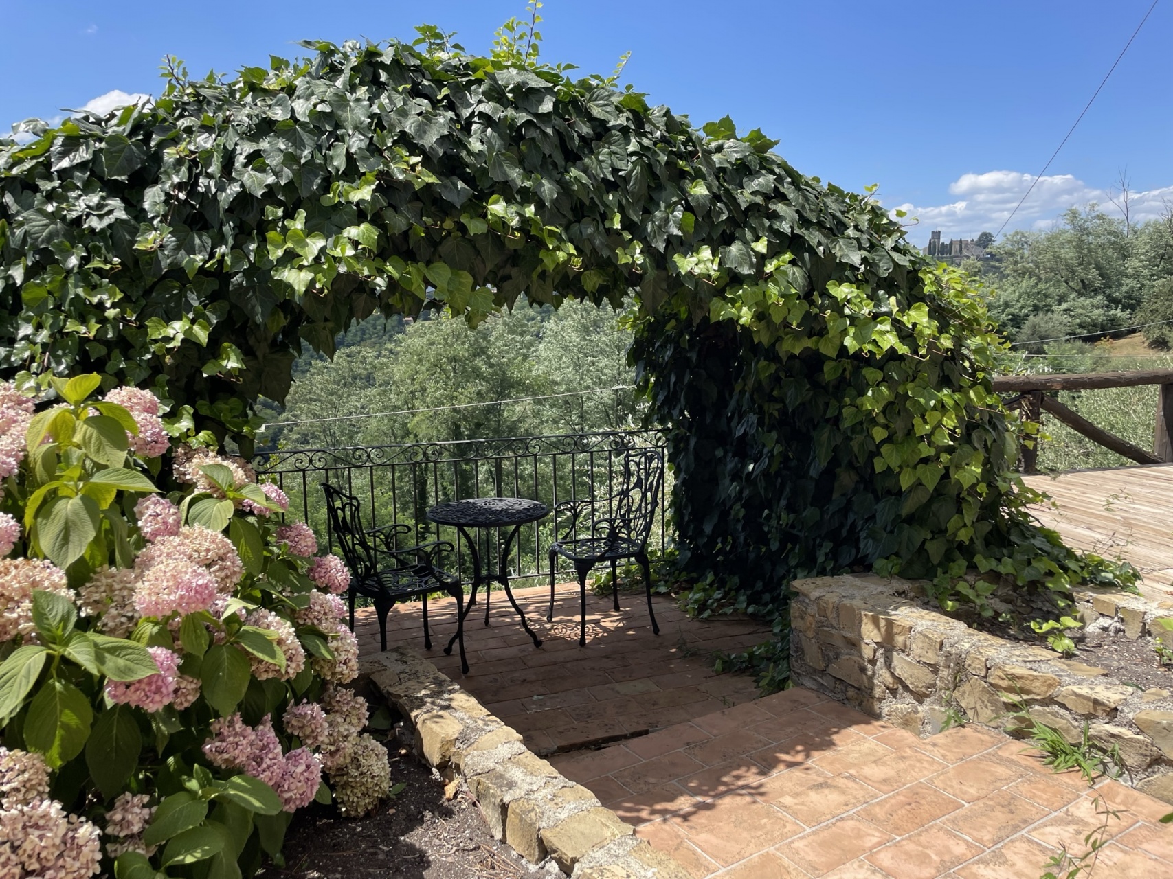 fotoVilla Ortensia, proprietà rurale con terreno in posizione panoramica nei pressi di Barga, Lucca.
