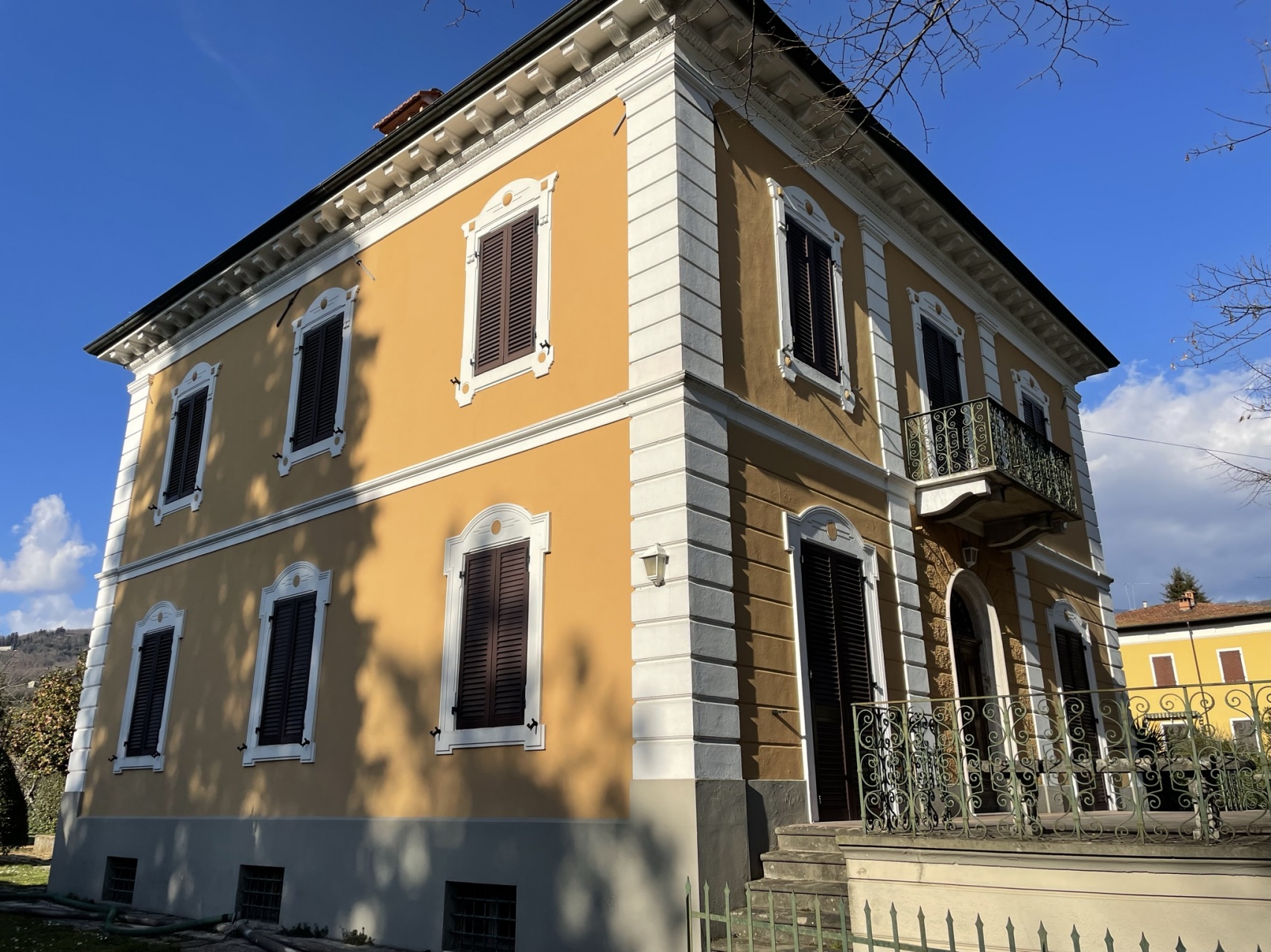 fotoVilla in stile liberty, con dependance, garage e giardino a Barga, Lucca