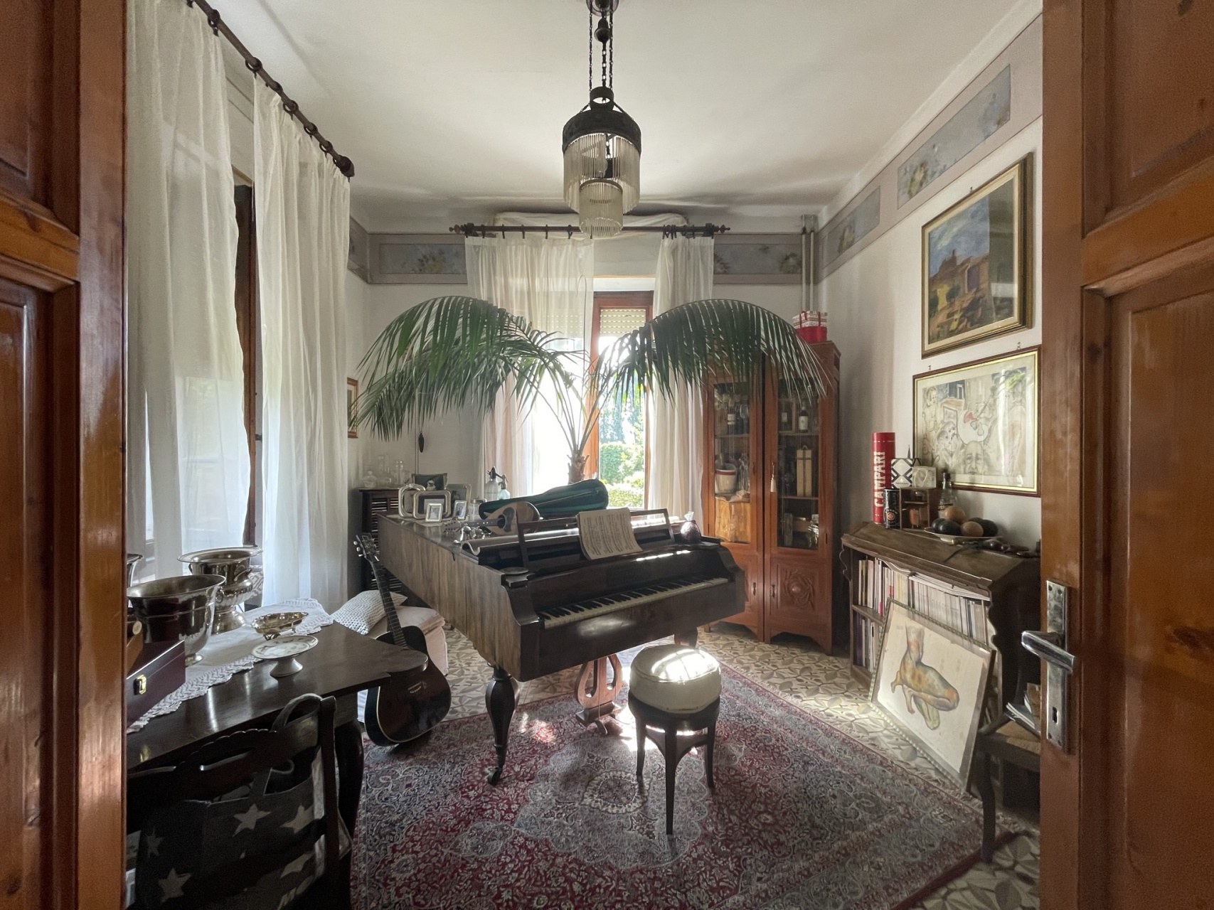 foto Villa in stile Liberty con terrazze, giardino e garage a Barga – Lucca.