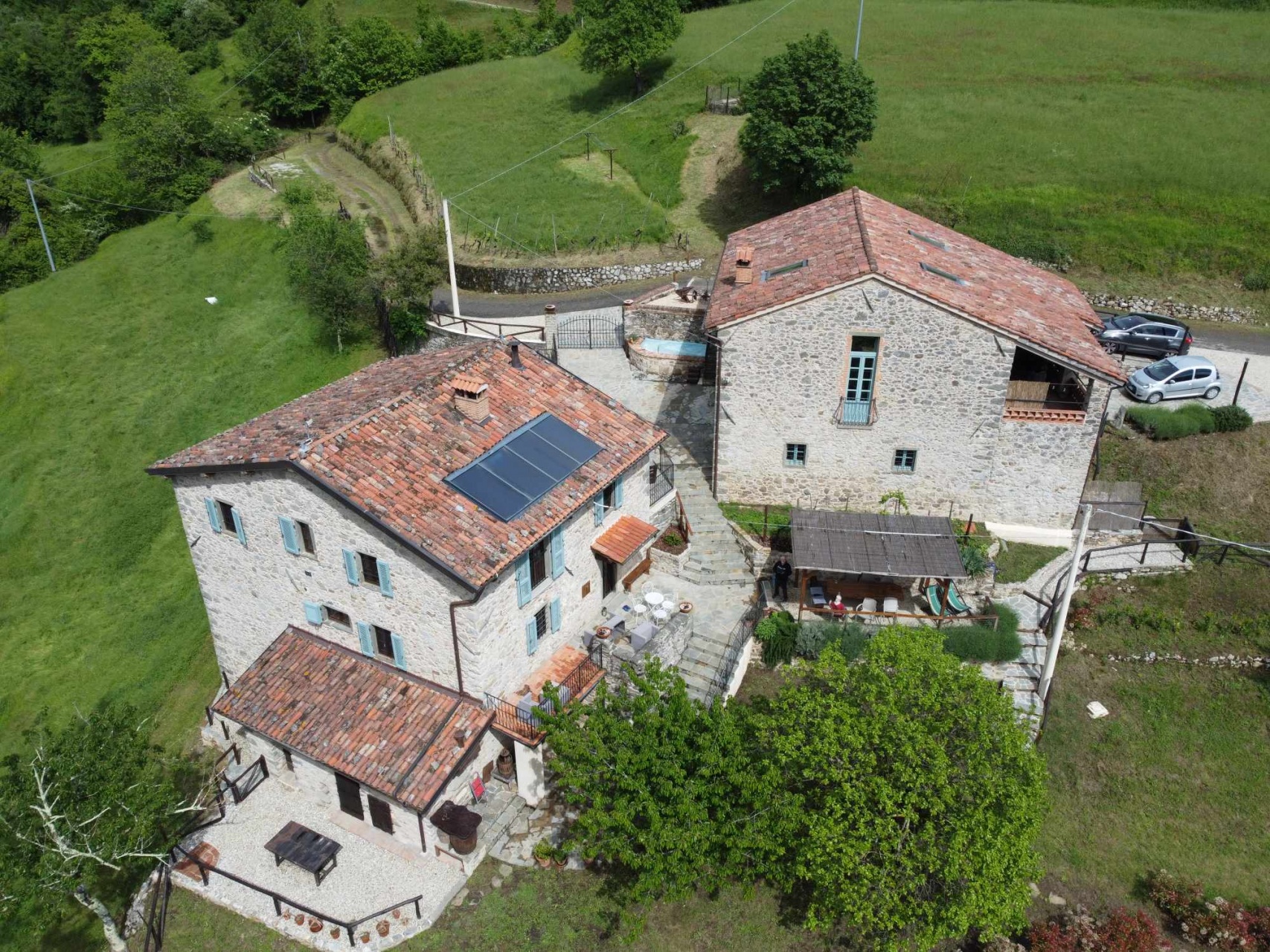 fotoCoppia di casali finemente ristrutturati con terreno e piscina a Fosciandora, Garfagnana, Lucca.