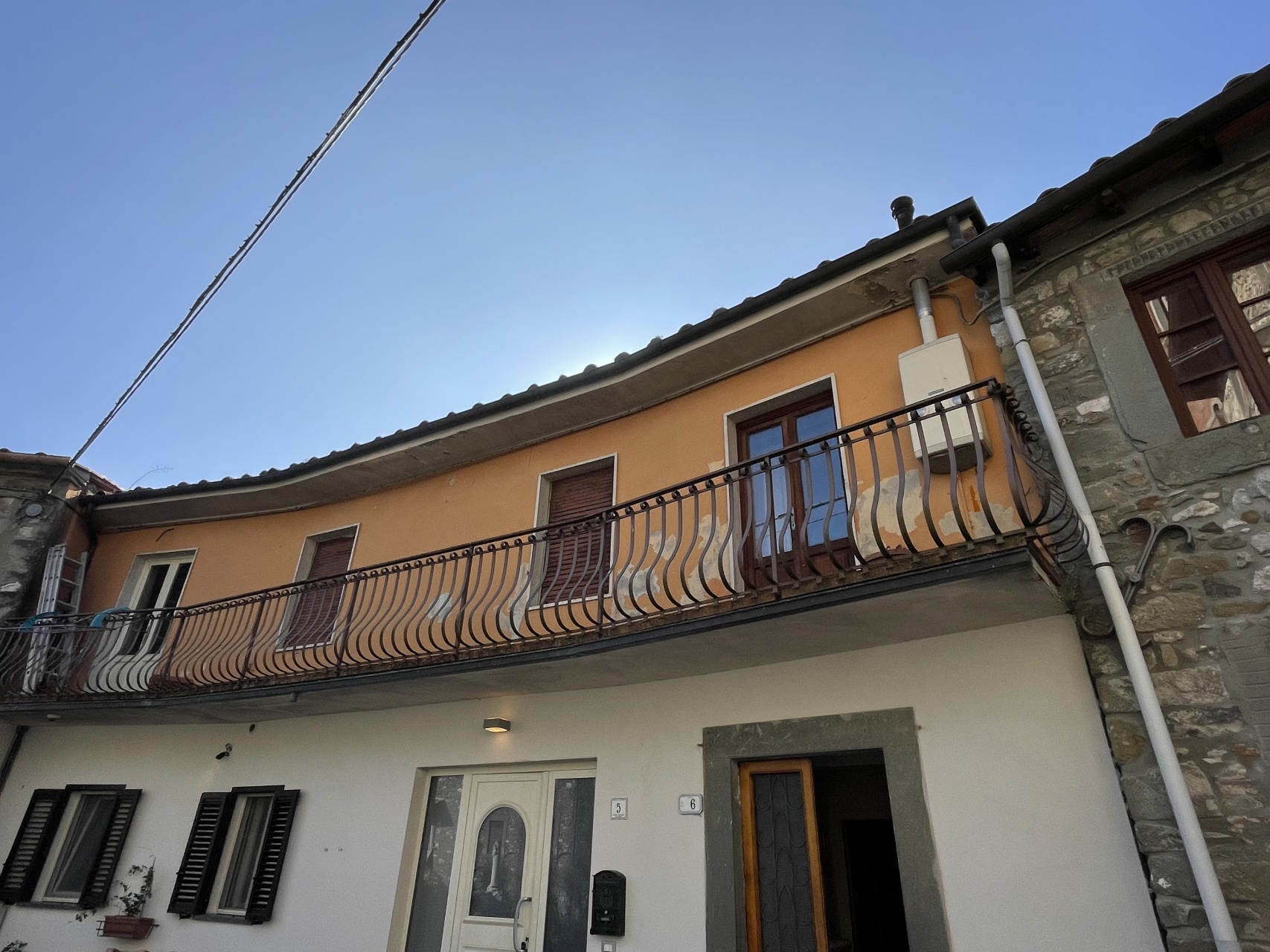 foto Casa di paese con balcone e veranda a Gioviano, Lucca