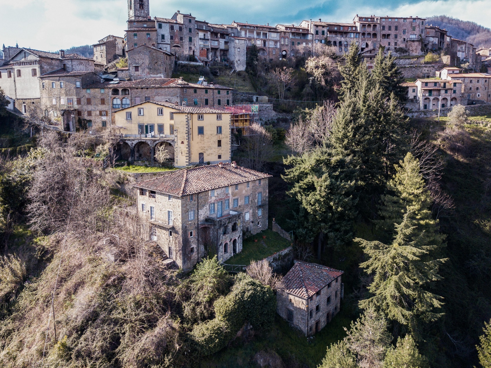 foto Porzione di palazzo storico con terrazza e viste, Tereglio, Coreglia Antelminelli, Lucca.