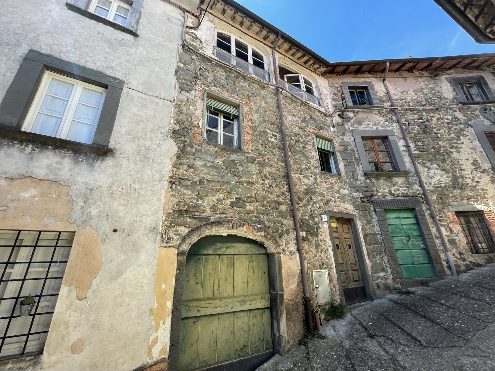 fotoCasa di paese con balcone nel comune di Coreglia Antelminelli, Lucca.