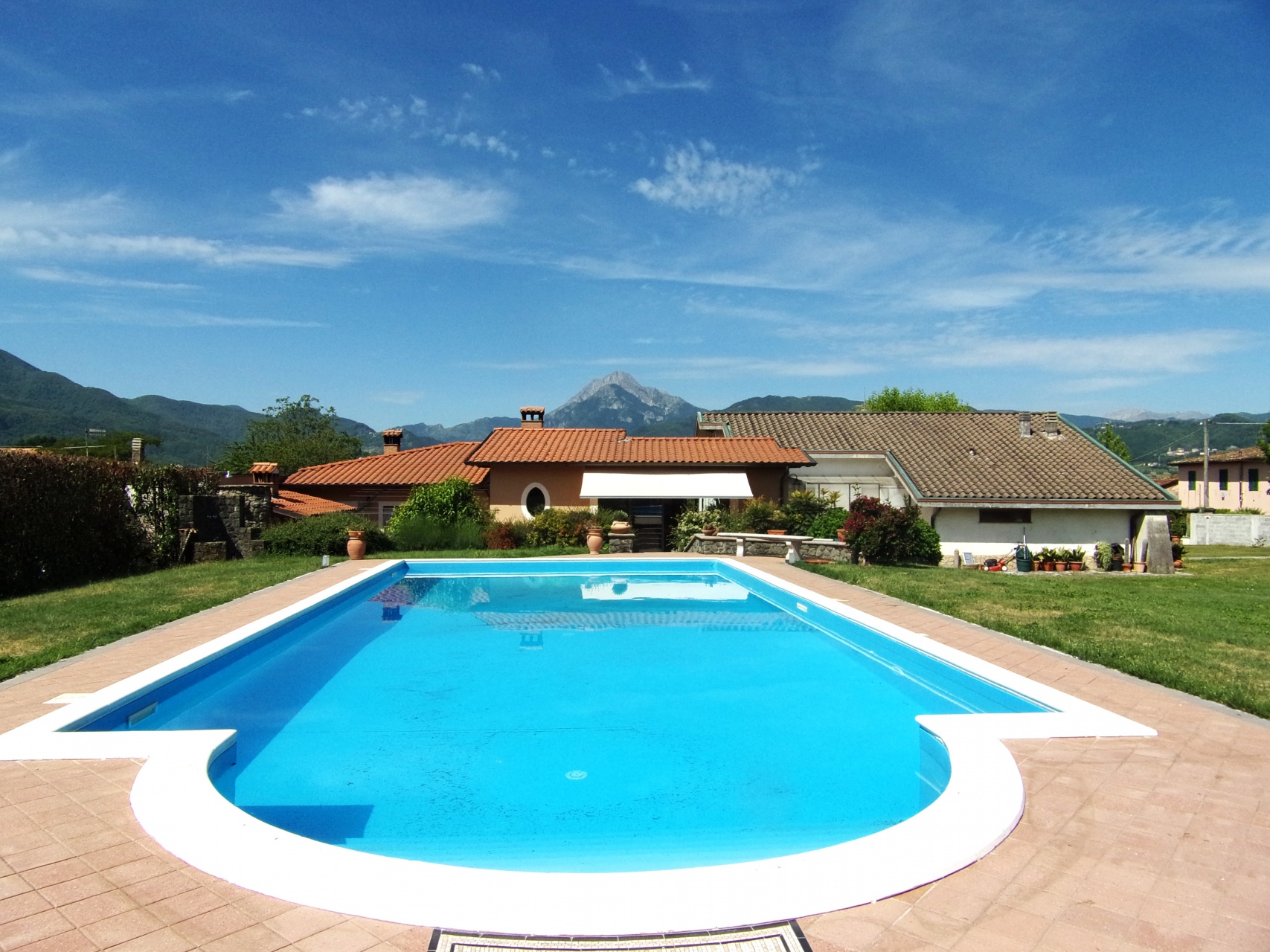 fotoVilla indipendente, giardini, piscina. ||| Barga, Lucca.
