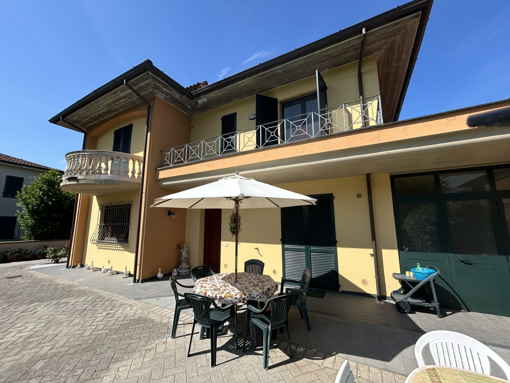 fotoCasa bifamiliare terratetto con giardino e balconi, a Barga, Lucca.