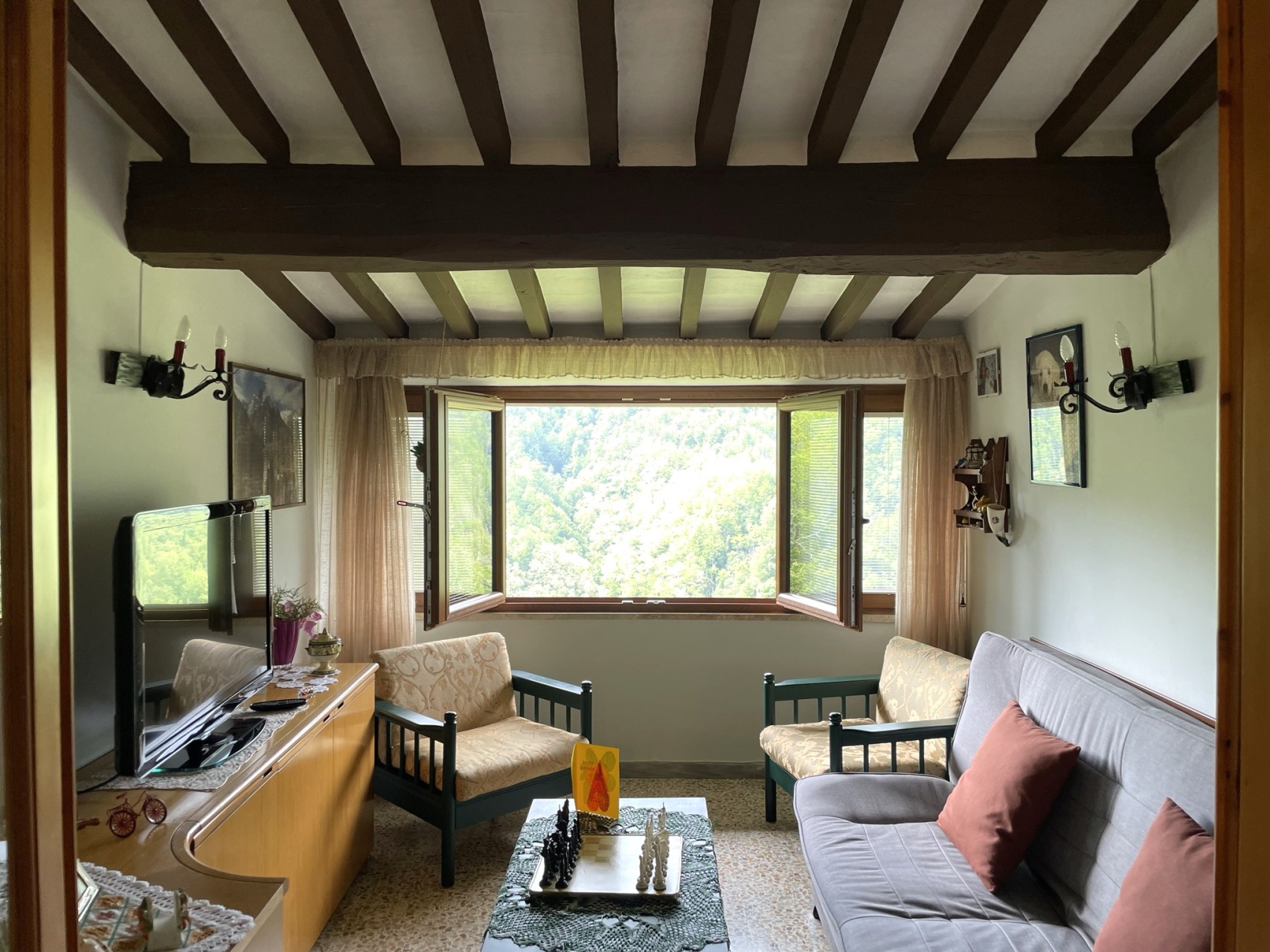 fotoCasa di paese con spazi esterni e terrazzo coperto, a Tereglio, Coreglia Anteminelli, Lucca.