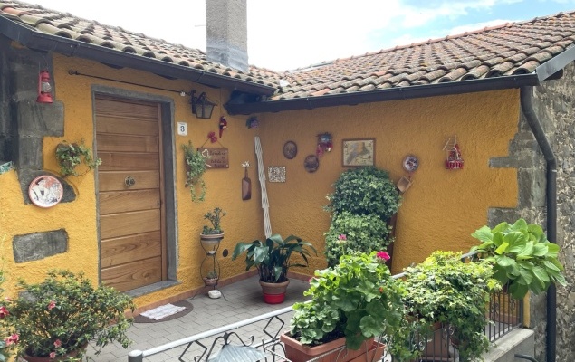 Pleasing bright rustic village apartment, Tereglio