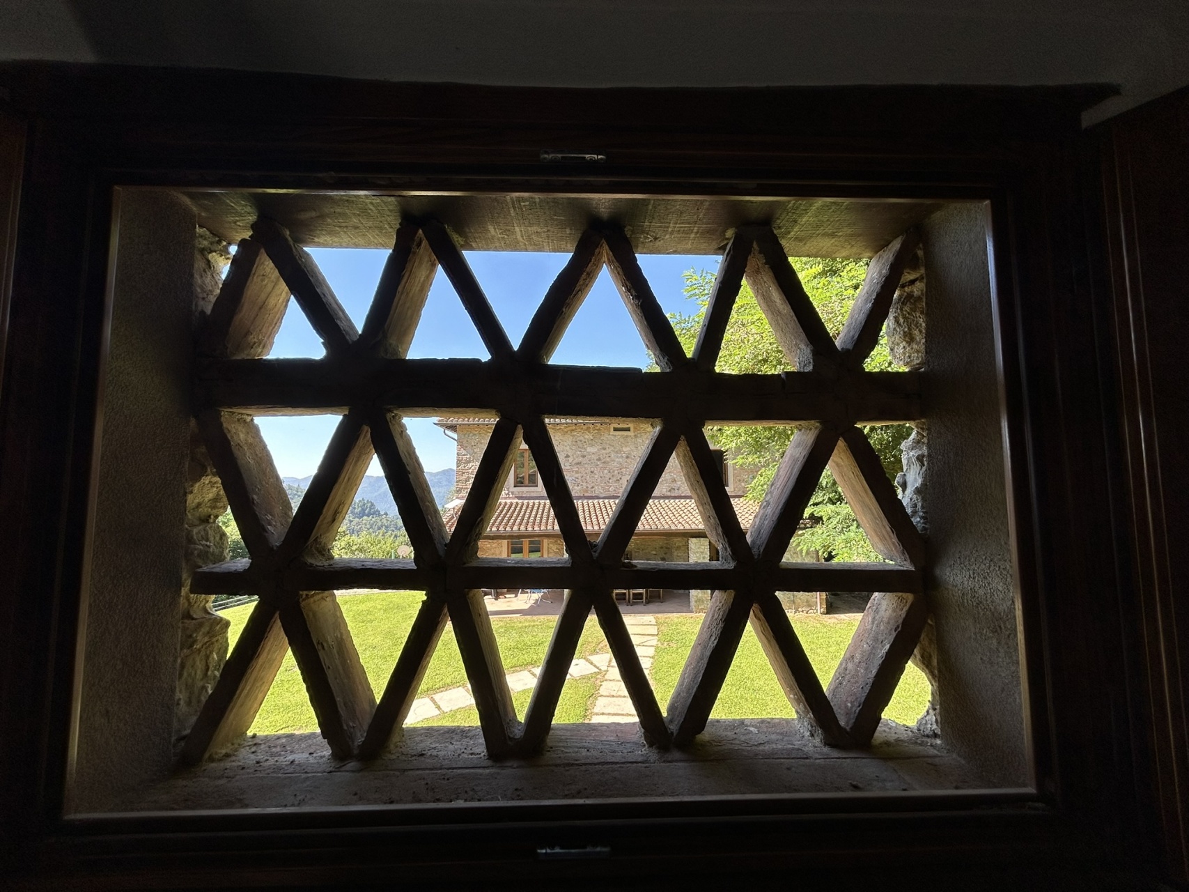 fotoCasale in pietra ristrutturato con piscina, annessi e terreno, Barga, Lucca.