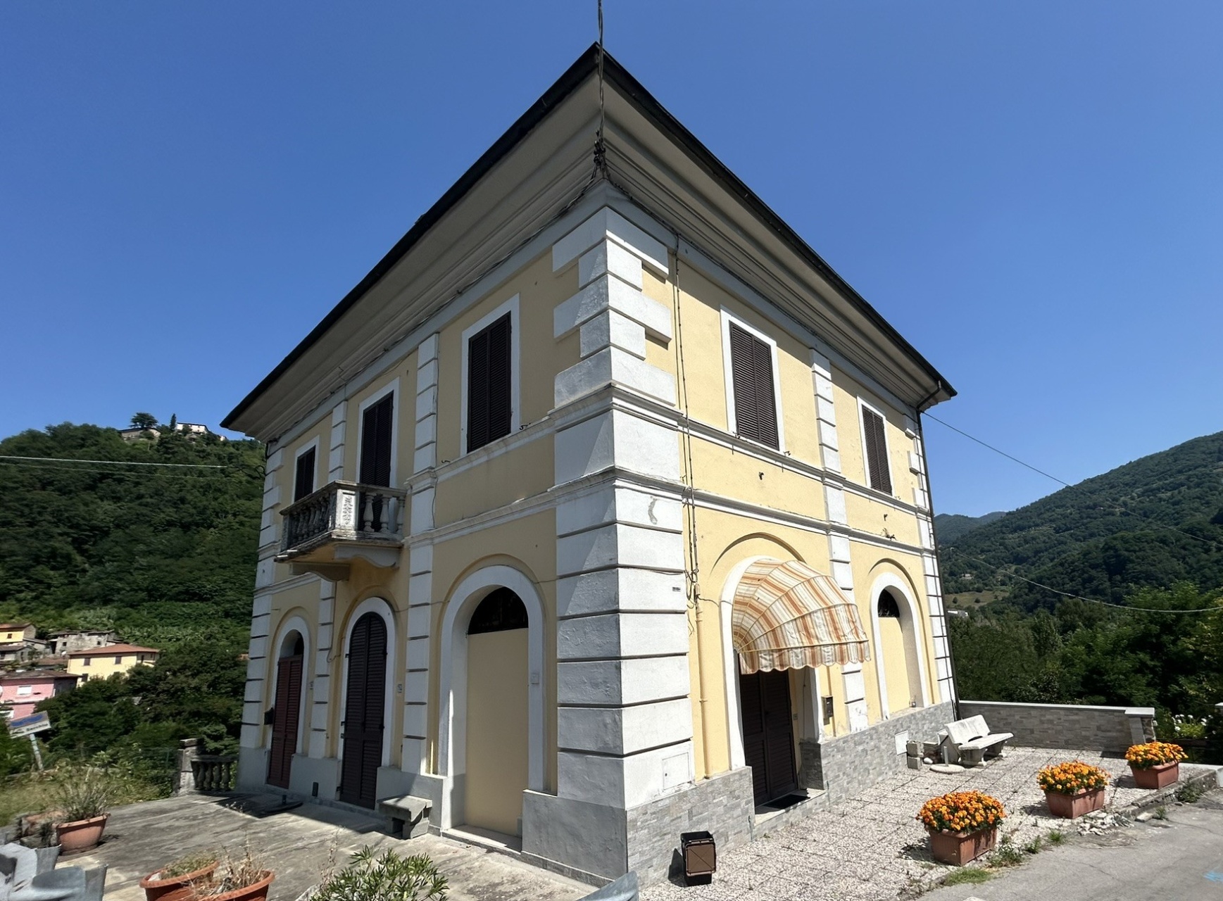 fotoAppartamento con giardino e vista sul fiume, vicino a Barga, Lucca.