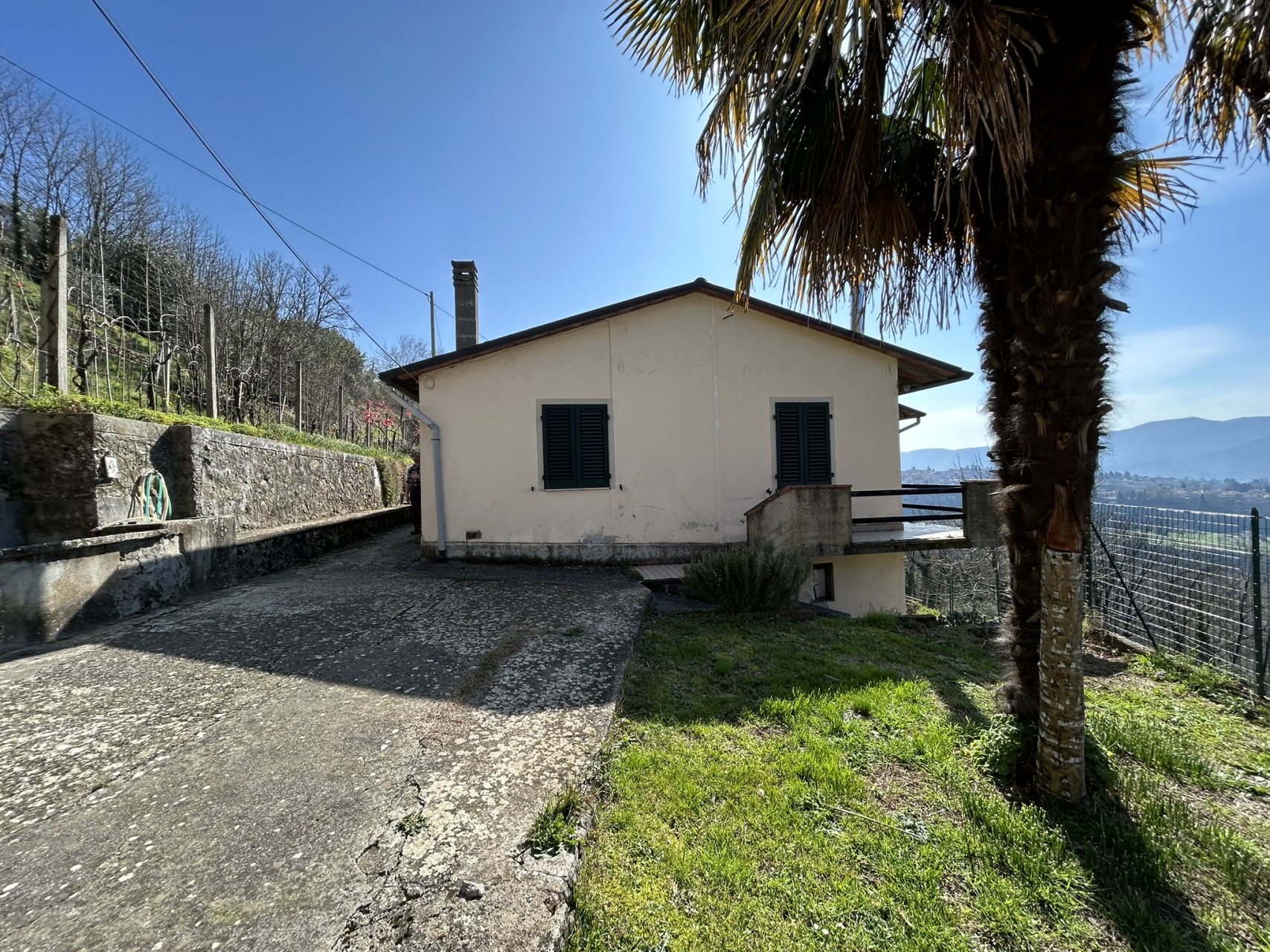 fotoCasa indipendente con giardino, in posizione panoramica, Albiano, Barga.